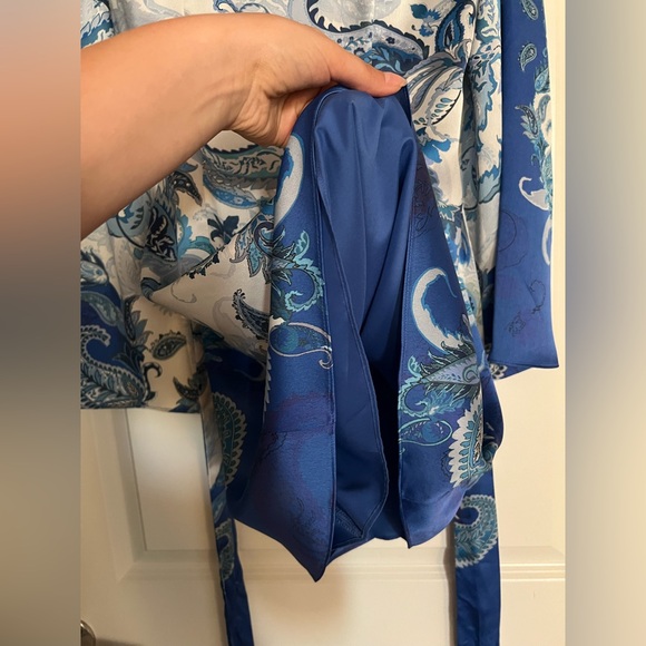 NWT Gianni Bini, Jenni Paisley Printed Satin V-Neck Blue and White Wrap Dress - Picture 7 of 7